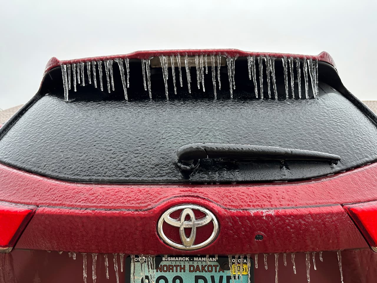 Carámbanos de hielo en el techo de un auto en Bismarck, Dakkota del Norte.