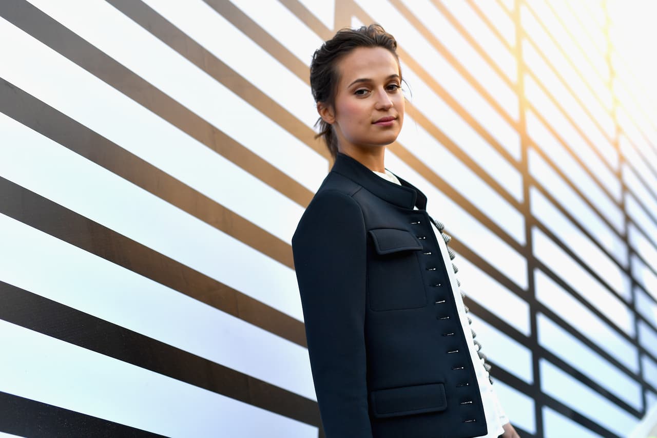 La sueca Alicia Vikander, quien actualmente filma la nueva versión de 'Tomb Raider', hará una pausa para decir presente en la 89 edición de los premios Oscar.