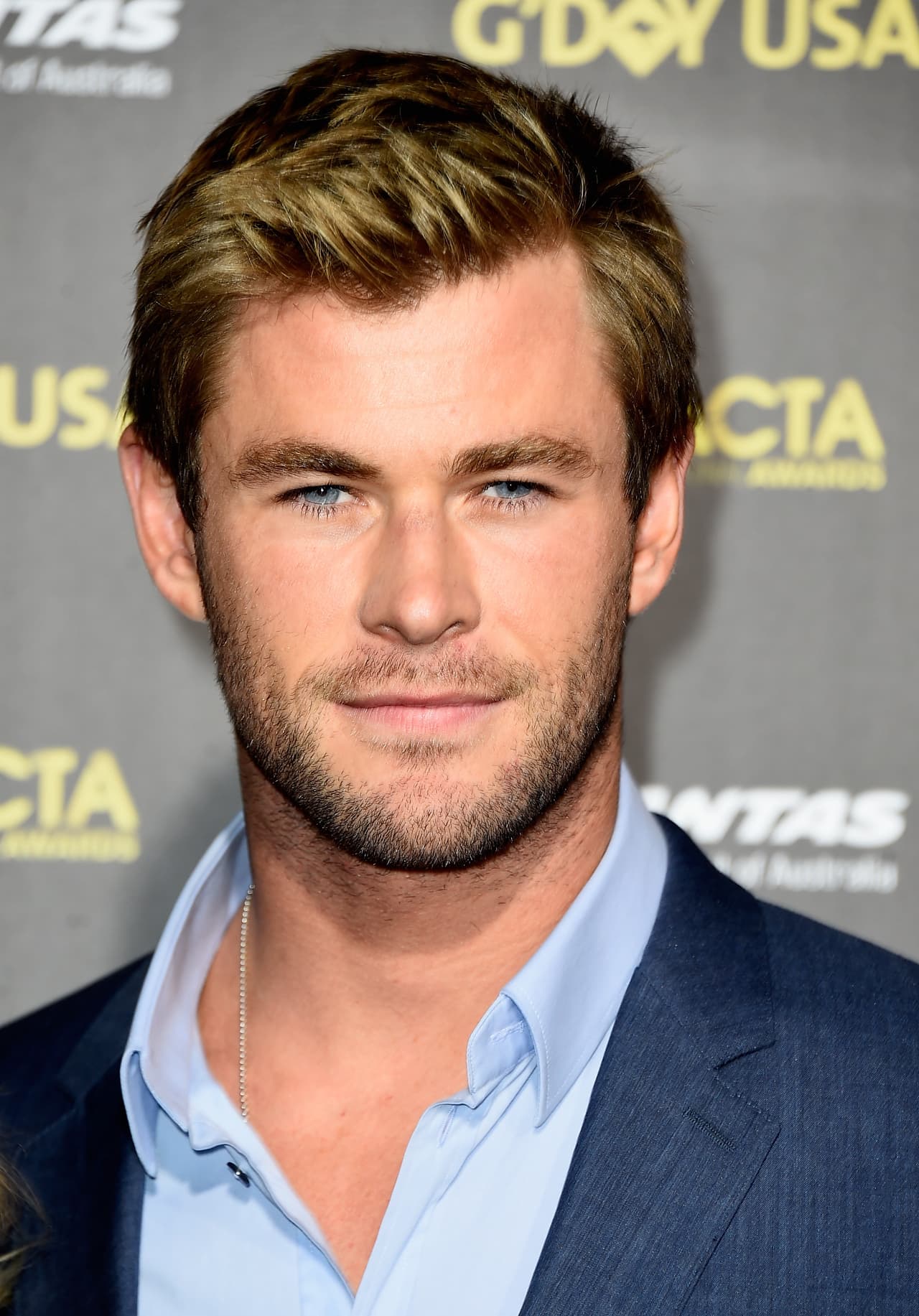 Chris Hemsworth Chris Hemsworth es uno de los famosos que constantemente cambia su look, pero sabe que su barba llama la atención de las mujeres. Además que le favorece muy bien. Sin duda, todas desearían que Thor les diera un abrazo y las dejará tocar su barba.