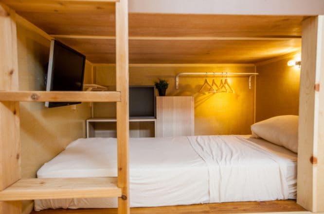 Por $1,200 mensuales, sin depósitos ni compromisos, los inquilinos reciben un espacio como éste, con un estante y un televisor.