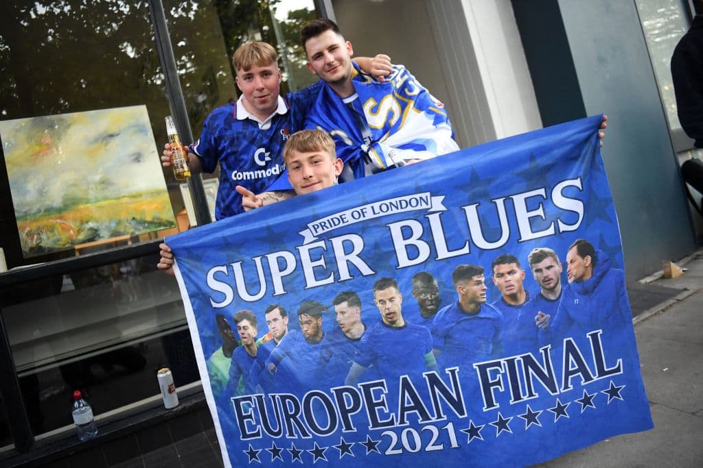 Los aficionados del Chelsea salen de sus casas para celebrar en las calles su segundo título de la UEFA Champions League.