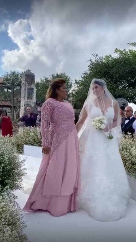 <b>Francisca</b> lució espectacular con su vestido de novia clásico con un escote por delante y por detrás.
<br>