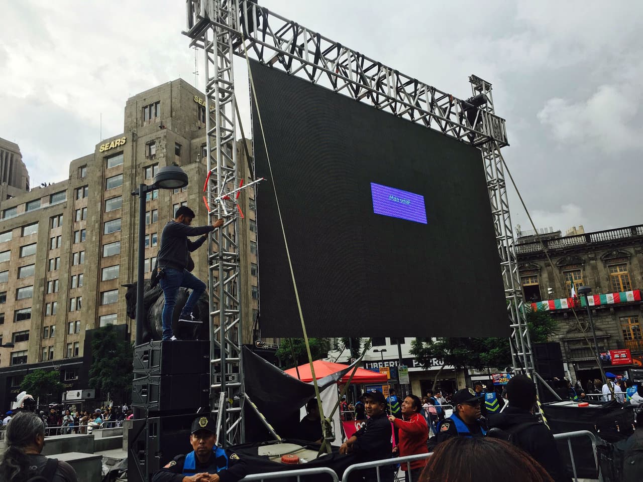 Las pantallas colocadas para que la gente pueda disfrutar del homenaje.