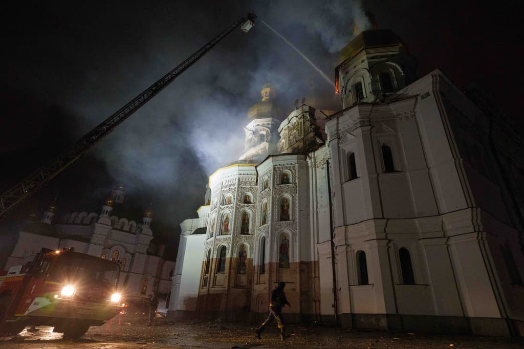 Los equipos de rescate extinguieron un incendio en la Catedral de la Dormición de la Lavra de Kiev-Pechersk, también conocida como el Monasterio de las Cuevas, durante un ataque ruso contra Kiev, Ucrania, el lunes 15 de junio de 2026.