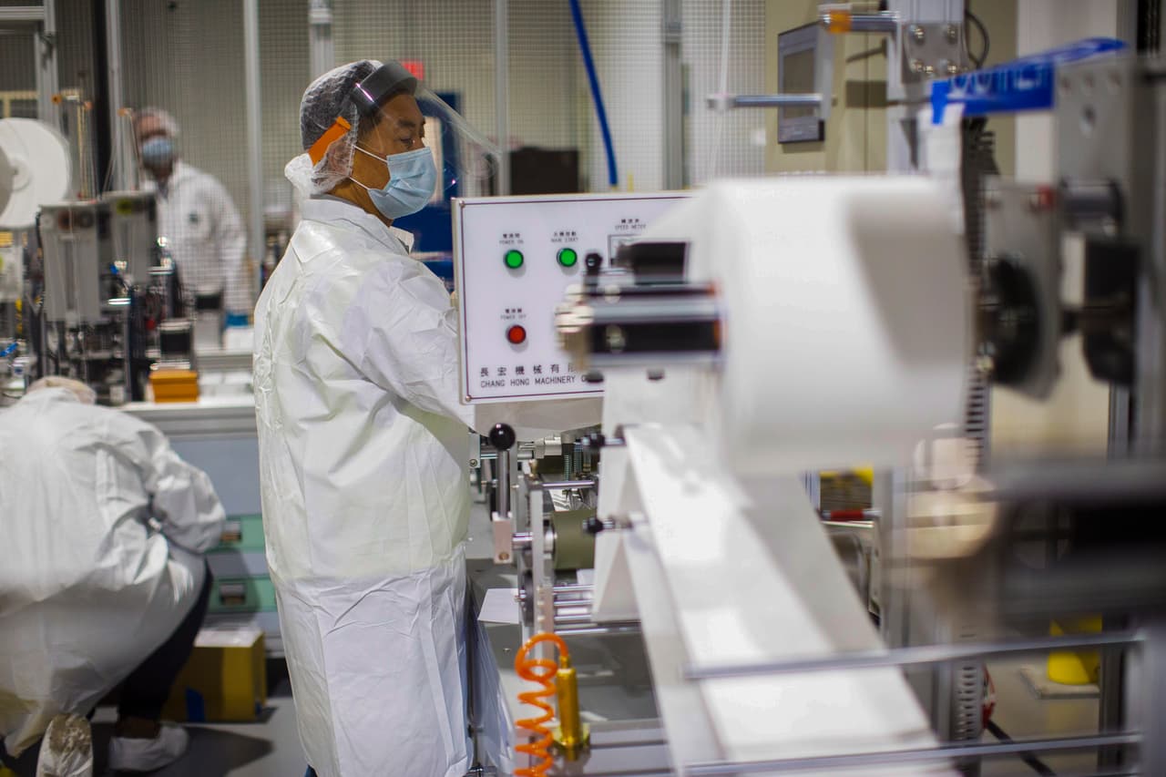 Producción de mascarillas faciales en la planta de transmisiones de Ford en Sterling Heights, Michigan.