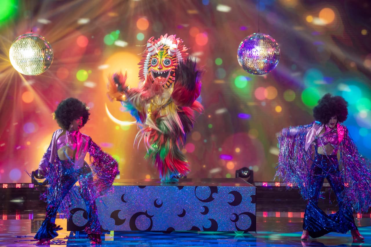 Triki fue el segundo personaje en subir al escenario en esta séptima velada y dejó muchas pistas para los cuatro investigadores. Su actuación fue cantando el clásico de la música disco, ‘I Will Survive’, y vaya que puso a bailar a todos los presentes en el foro. Además, tras su presentación aprovechó para bailar con Omar Chaparro.