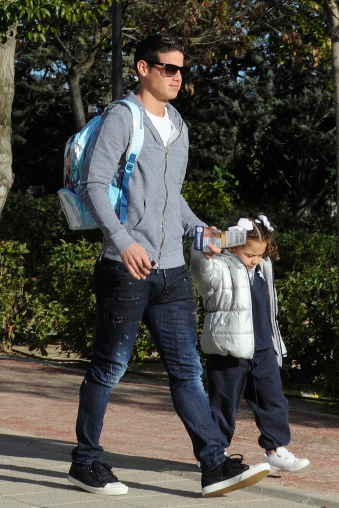James Rodríguez carga la mochila de su hija Salomé porque seguramente está muy pesada.