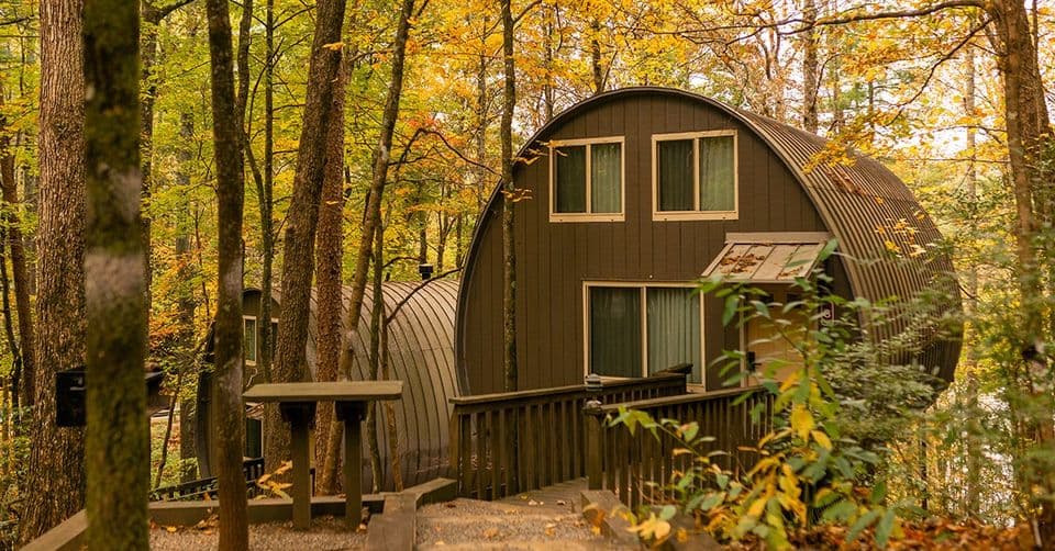 Las cabañas Smith Creek de 2 dormitorios y 2 baños incluyen una cocina completa, calefacción y aire acondicionado, una chimenea de leña y fácil acceso a todas las tiendas y restaurantes del centro de Helen. Las históricas y únicas cabañas de barril del parque estatal de Unicoi varían desde alquileres de 1 dormitorio y 1 baño con sofá cama hasta alquileres de 2 dormitorios y 1 baño con camas tamaño King o Queen.
