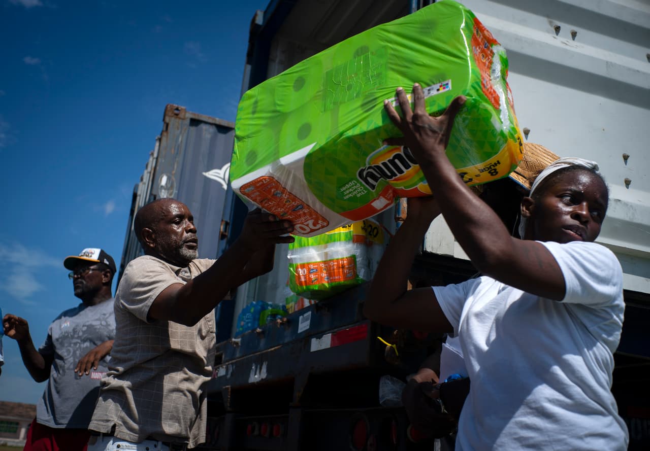 "Esta es la peor situación que he visto en Las Bahamas": los que llegan a reconstruir el desastre dejado por Dorian