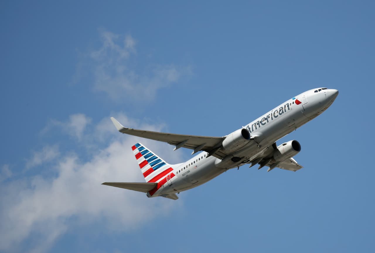 Hombre es acusado de robar $10,000 a pasajeros de un vuelo de American Airlines con destino a Miami