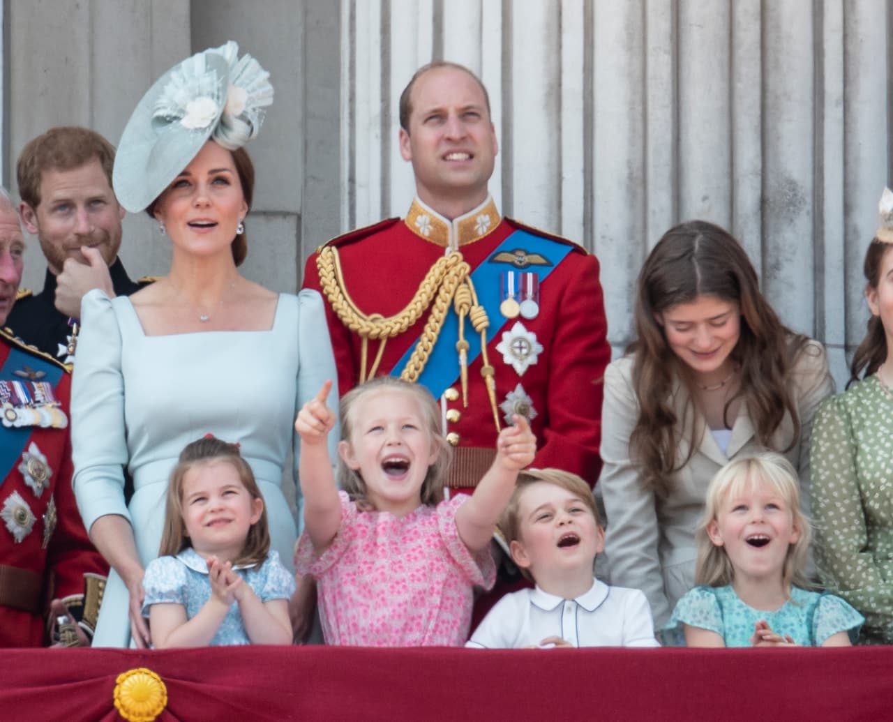 Quienes también robaron algunas miradas fueron la bisnieta de la reina, Savannah Phillips, así como el 
<b><a href="https://www.univision.com/entretenimiento/realeza/con-sonrisas-y-llanto-los-principitos-charlotte-y-george-conquistan-al-mundo-desde-el-palacio-real-fotos">príncipe George</a></b>, a quienes se les vio de los más divertidos durante el evento.