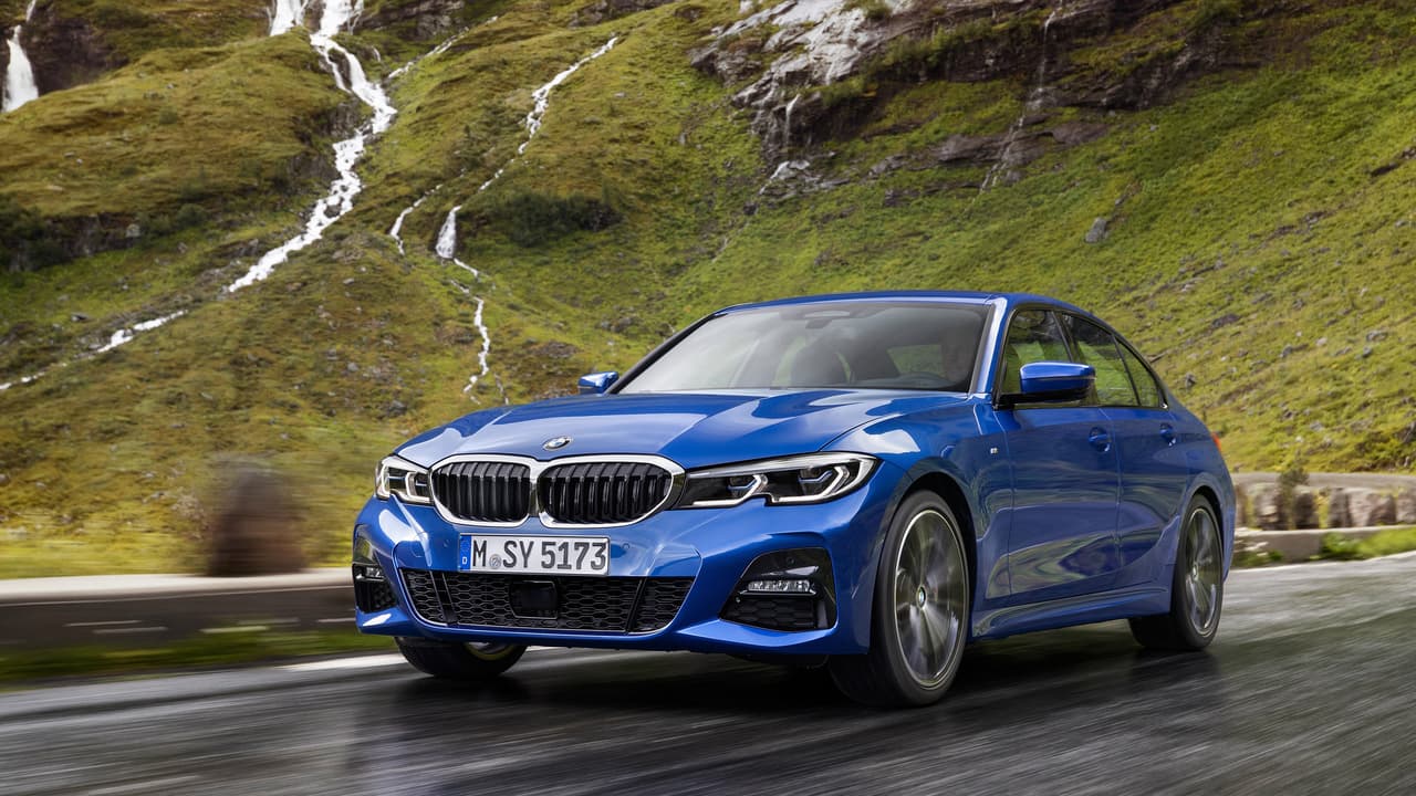 La carrocería del nuevo BMW Serie-3 es
<b>25% más rígida estructuralmente </b>que la del modelo que reemplaza, con las consecuentes mejoras en maniobrabilidad, y mantiene su distribución de peso perfecta entre su parte trasera y su parte delantera de 50% y 50%.