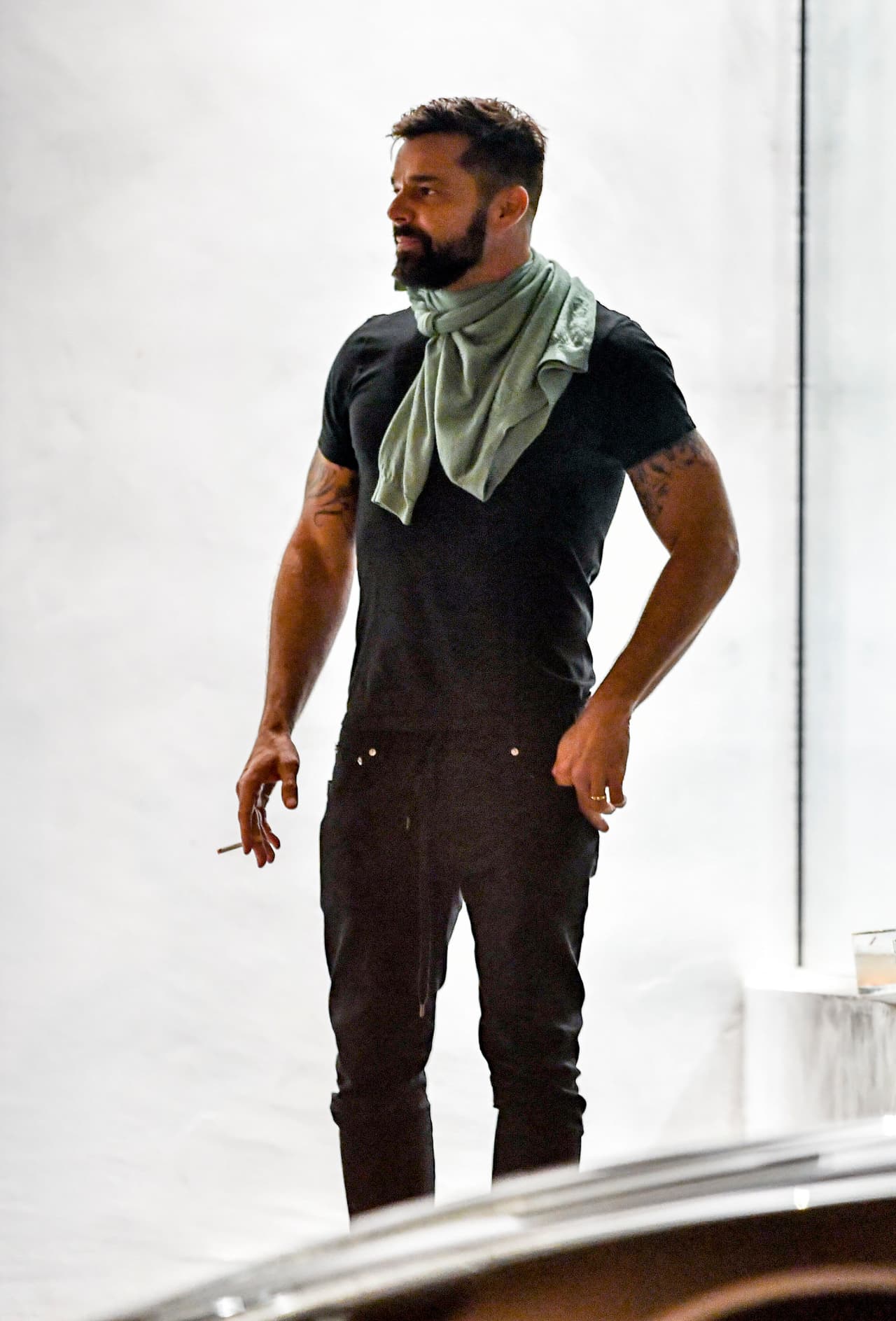 "Está feliz por haber logrado dejar de fumar, aunque lo hizo poco a poco. Por el bien de los pequeños angelitos decidió renunciar por completo al vicio", comentó en ese entonces una fuente cercana a Ricky Martin, en declaraciones citadas por el diario 
<b><a href="https://www.publimetro.com.mx/mx/entretenimiento/2016/08/17/vicio-que-no-conociamos-ricky-martin.html">Publimetro</a></b>.