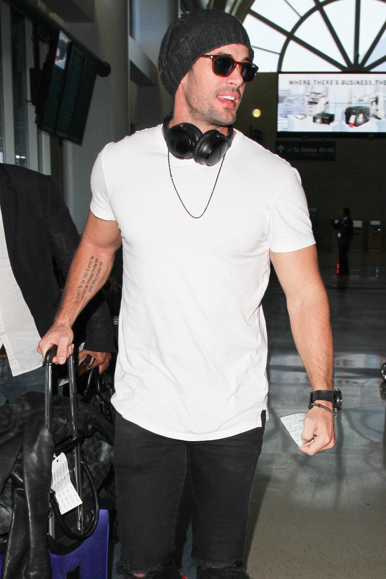 Con ropa muy cómoda, William Levy se veía de muy buen humor.