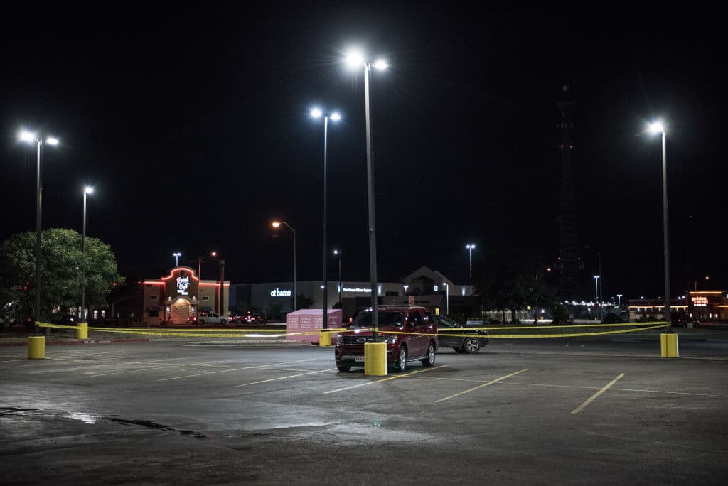 Según explicó
<a href="https://edition.cnn.com/us/live-news/odessa-shooting/index.html" target="_blank">a CNN</a> el alcalde de Midland, Jerry Morales, entre los heridos en el ataque en movimiento estaba
<b>una niña de 17 meses, que recibió un fragmento de bala en su pecho y será operada el lunes para extraerlo</b>.