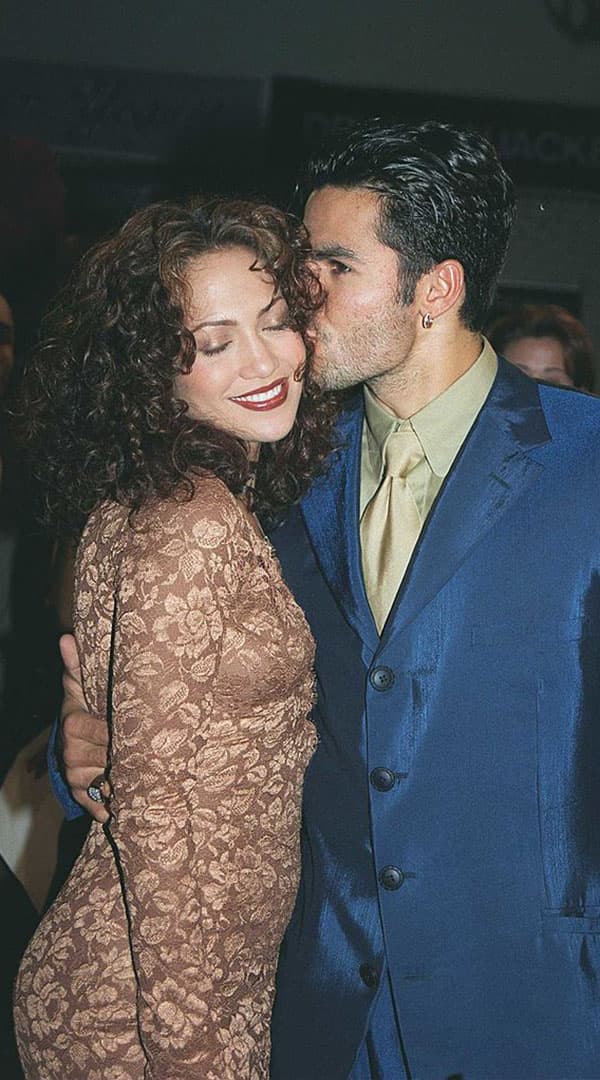 "Estuvimos juntos románticamente durante dos años, pero hemos sido amigos durante casi una década", dijo. 
<br>