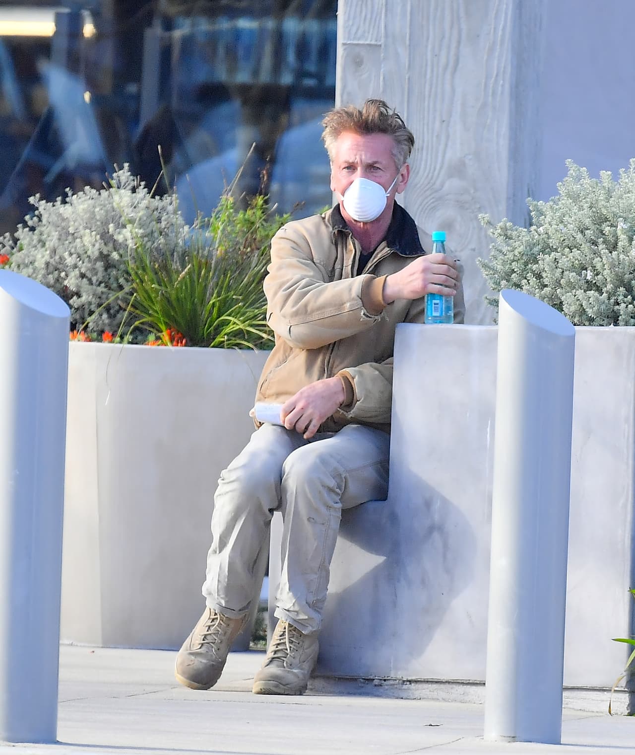 Sean Penn se encuentra en Malibú. Fue captado dando un recorrido, usando cubrebocas y desinfectante para manos.