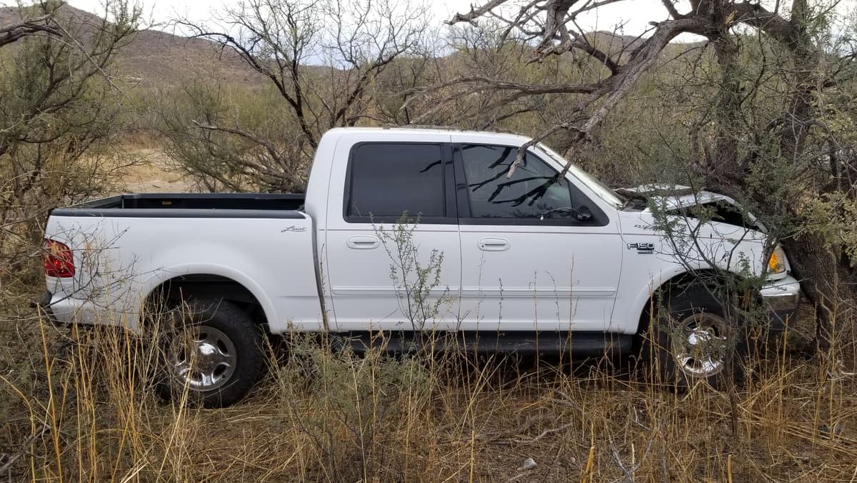 Los agentes de la estación de Tucson intentaron detener un vehículo cerca de Sasabe. El conductor inicialmente huyó, pero se detuvo para permitir que varios inmigrantes salieran del vehículo. Continuó conduciendo hasta que chocó contra un árbol a las afueras de Arivaca. Las autoridades fronterizas detuvieron a seis inmigrantes.