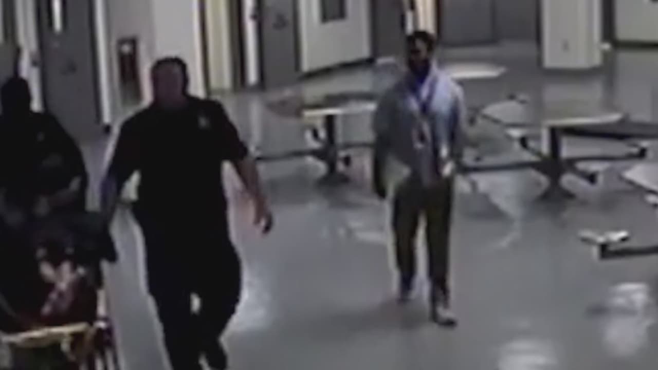 Revelan videos de los últimos minutos con vida de reo bajo custodia en la cárcel del condado Tarrant