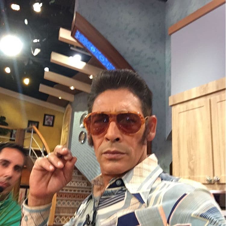 De vez en cuando también lo vemos disfrazado.