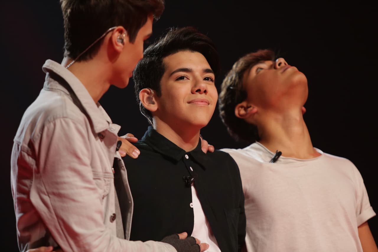 Una noche donde se le hizo honor al Latin GRAMMY, hubo sorpresas y la eliminación de un chico más. Esta noche le dijimos adiós a Sebastián y los jueces, además de no tener paciencia, fueron difíciles de complacer.