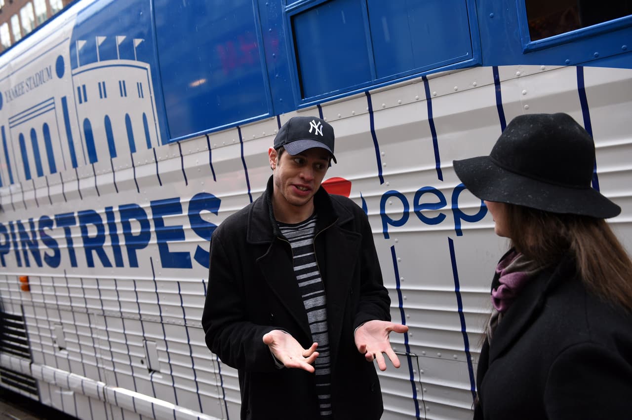 Según reveló el portal TMZ, diversos seguidores de 
<b>Pete Davidson</b>, preocupados por la integridad del cómico, alertaron a la policía que, de inmediato, envió unidades a su hogar para asegurarse de que estaba bien pero no lo encontraron, pues al parecer estaba ensayando para su show del sábado por la noche en el programa 'Saturday Night Live'.