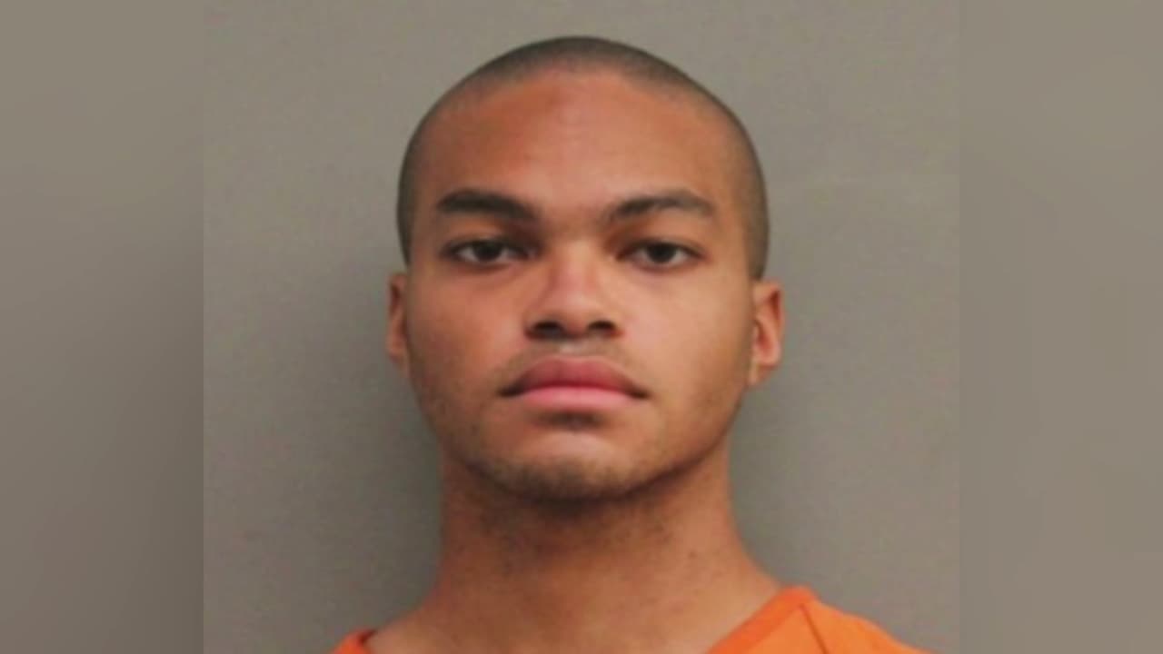 Arrestan a un hombre señalado de acosar a menores de edad en una parada de autobús escolar en Houston