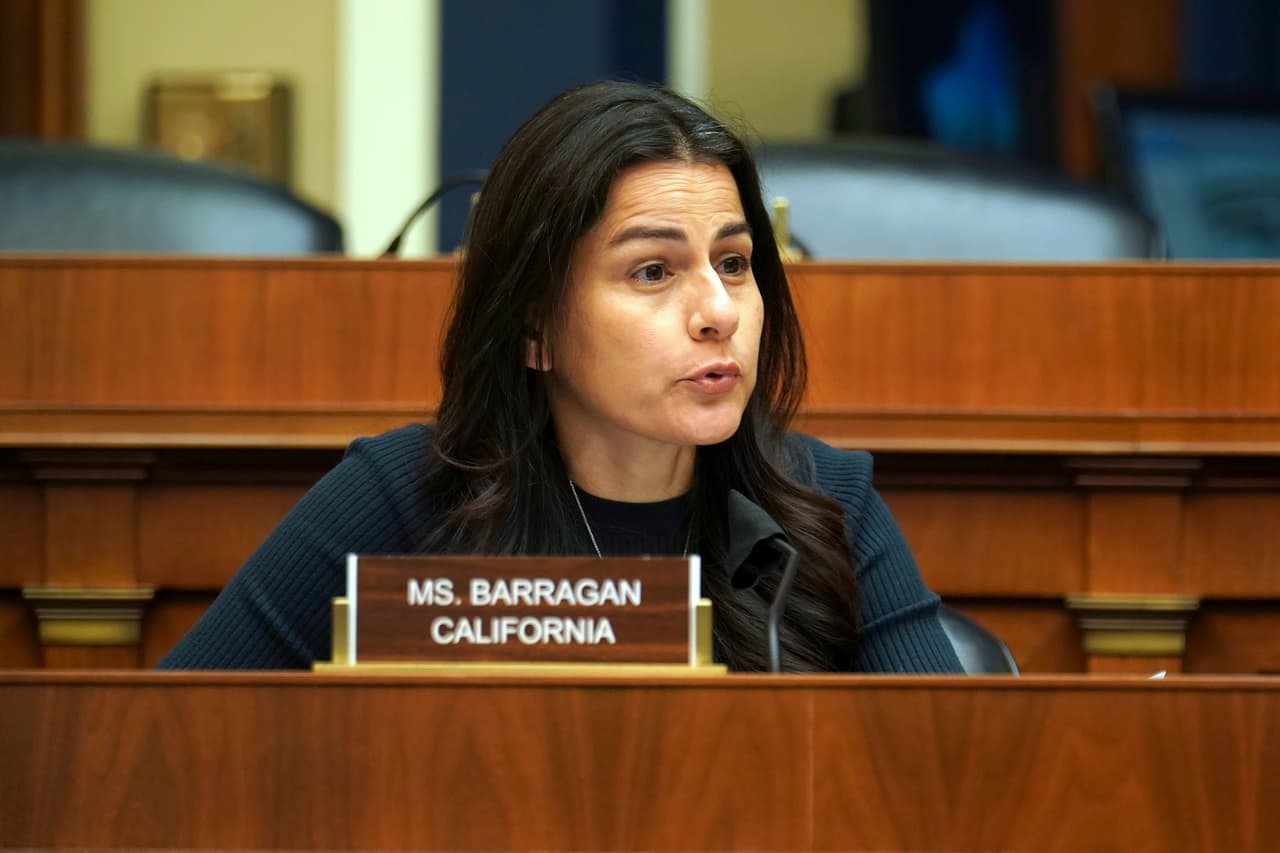 La demócrata
<b>Nanette Barragan</b>, del distrito 44, dijo "que nuestro Presidente, que ha traicionado su juramento de cargo. Día histórico en Capitol Hill."