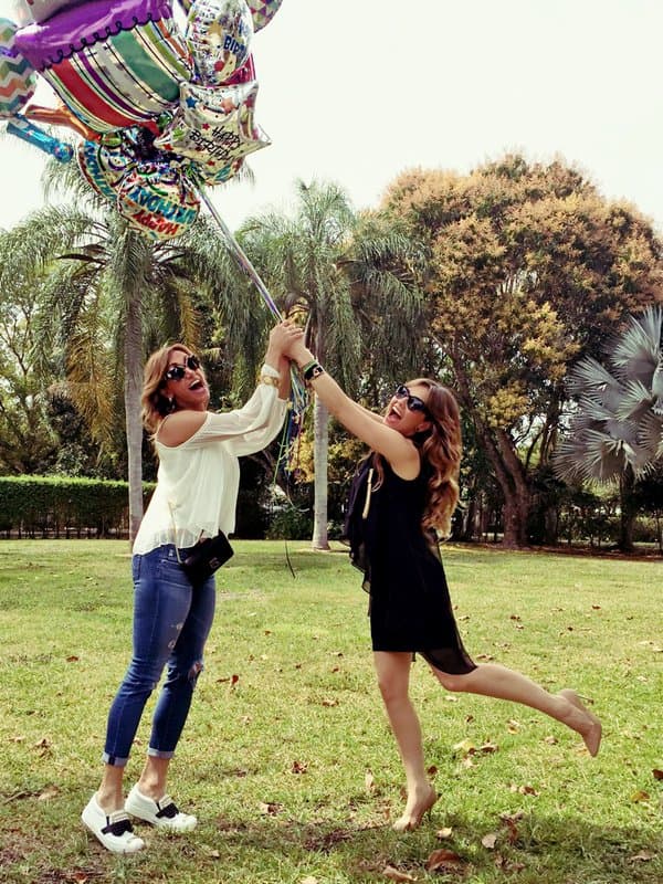 Lili y Thalía siempre se divierten como si fueran niñas.