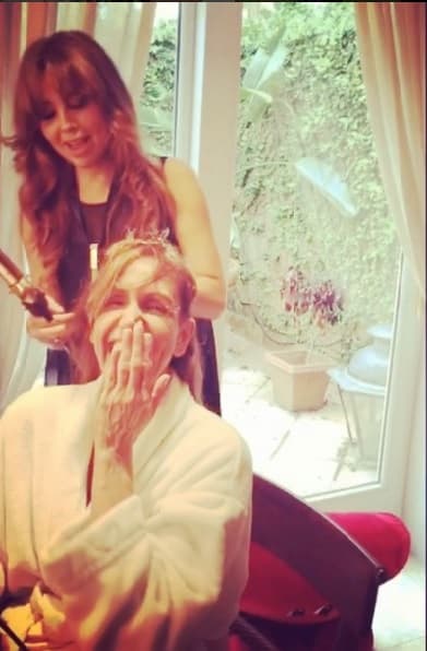 Pero son tan amigas que Thalía hasta se puso a arreglar a Lili.