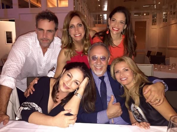 No nos sorprendería que quien sacó esta foto fue 'Thalis' que le encanta usar su teléfono. Happy Birthday querida Lili!