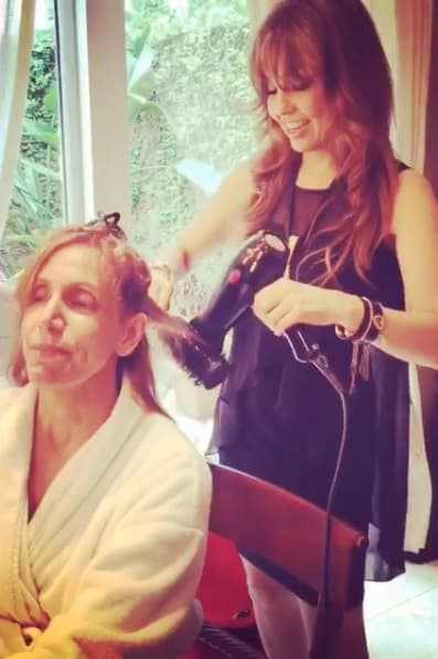 Pero fuera de los reflectores tienen divertidos momentos como cualquier par de amigas, hacen actividades juntas como peinarse y ponerse al tanto con lo que pasa en sus vidas.