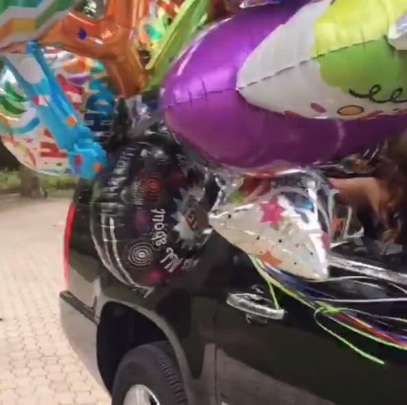 A pesar de la apretada agenda que tiene, Thalía es una muy buena amiga y hasta con globos sorprendió a Lili Estefan.