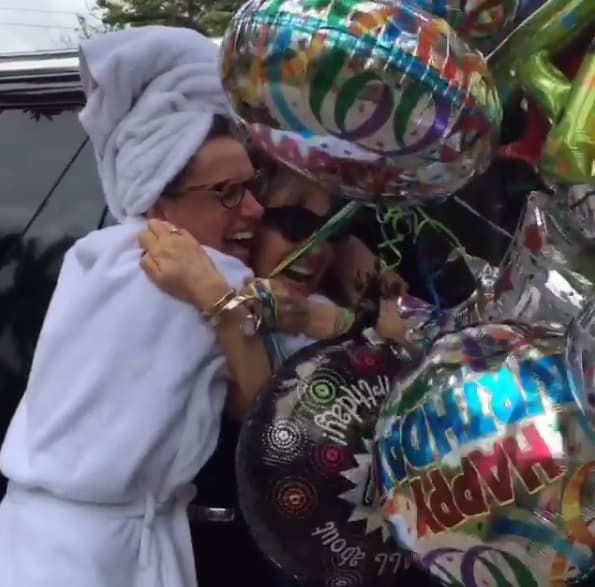 Con gritos y risas, ambas amigas se abrazaron muy felices.