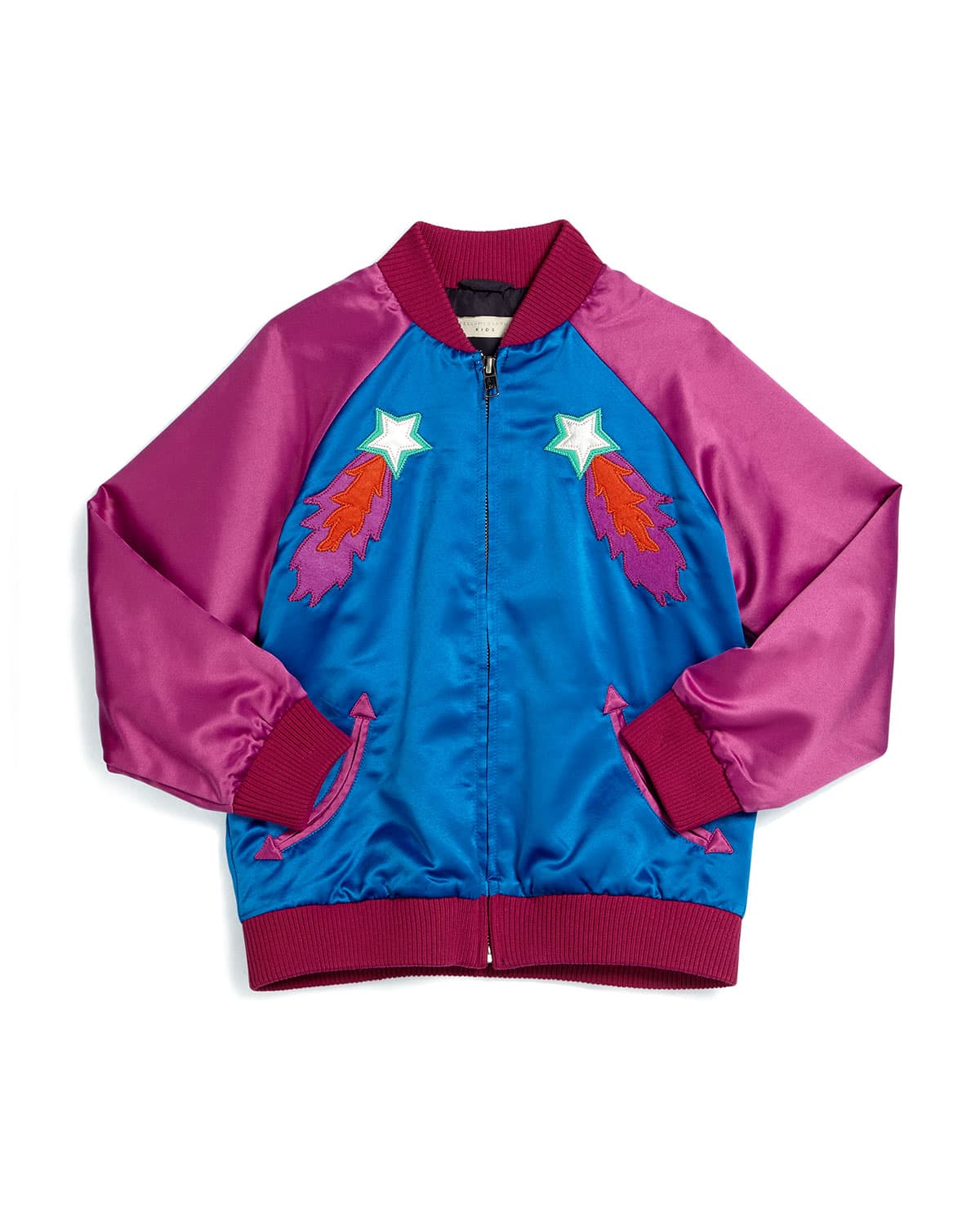 Willow Shooting Star Bomber Jacket. La hija de Sir Paul McCartney entiende que las niñas siempre deben lucir fabulosas. Por ello, esta chamarra, además de protegerla del frío, la volverá la envidia de todas las niñas del colegio. Un cohete en la espalda, estrellas fugaces y colores brillantes, la hacen una perfecta adición a su clóset. (Stella McCartney, $163USD; neimanmarcus.com)