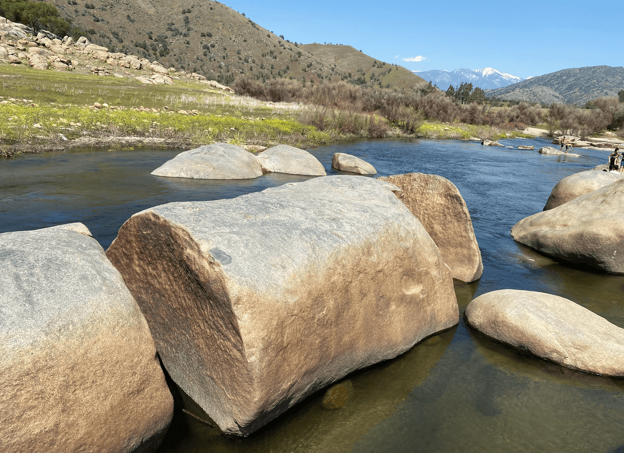 ¿Alguna vez viste rocas tan grandes? La fuerza de las torrentes aguas del río Kaweah han esculpido gicantescas rocas con el paso de los años.