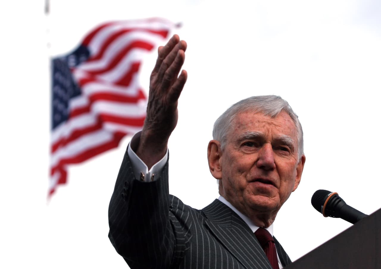 <b>Puesto 9. David Murdock.</b> El director ejecutivo de
<i>Dole Food Company</i> y la empresa inmobiliaria
<i>Castle & Cooke</i> abandonó la secundaria en primer año y luego sirvió en el ejército durante la Segunda Guerra Mundial. De regreso comenzó a trabajar en bienes raíces y a invertir en diferentes compañías, desde alimentos hasta energía, hasta forjar su propio imperio.