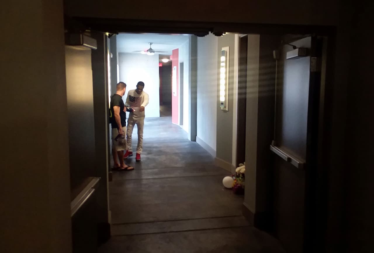 La oficial Amber Guyger le dijo a investigadores que al salir de su turno en la policía, regresó al complejo y se estacionó en el cuarto piso en lugar del tercero. Guyger sostiene que pensó que entraba en su apartamento, cuando en realidad era el de Jean.