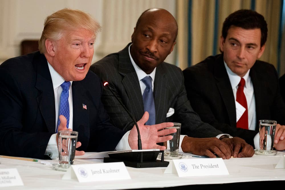 Trump ataca a un CEO afroamericano que renunció a ser su consejero por la tibia respuesta a la violencia supremacista