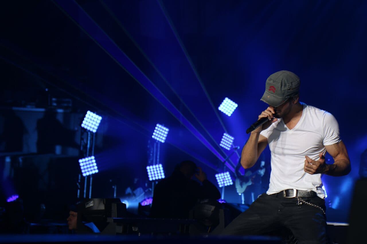 Lágrimas, propuestas de matrimonio y más momentos emotivos de Enrique Iglesias en el escenario