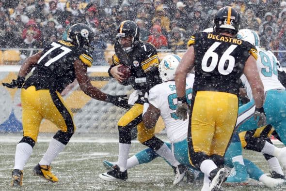 Los fanáticos de los Dolphins ya no hablan de la controversia Incognito/Martin, ni si Ireland o Philbin estarán con el equipo en el 2014, sino que pasan horas calculando… ¡porque tenemos chance de ir a los playoffs! Al principio de la temporada, y sobre todo, después de perder -casi deshonrosamente- contra Tampa Bay y Buffalo, los comentarios sobre Miami eran negativos. Qué si las novatadas, qué si Tannenhill, qué si el running game, qué si la línea ofensiva, que si… qué se yo… Pero ahora, las cosas han cambiado y solo se mencionan las posibilidades que tenemos de jugar en enero. ¡Ay, bendito! Bueno, después de este encontronazo con los portadores de las terribles toallas amarillas, donde salimos vencedores … por media pulgada… 34-28, ya todo me parece posible. Arriba Tannenhill (20 de 33, para 200 yds); arriba Wake and Odrich; arriba Thomas (105 yds, un TD en 16 acarreos); arriba Clay con sus dos TD y arriba Philbin, que mantiene el invicto en la revisión de las jugadas (obtuvo el cambio de “incomplete pass” a TD de Hartline). ¡Arriba, Dolphins, seguimos cuesta arriba!