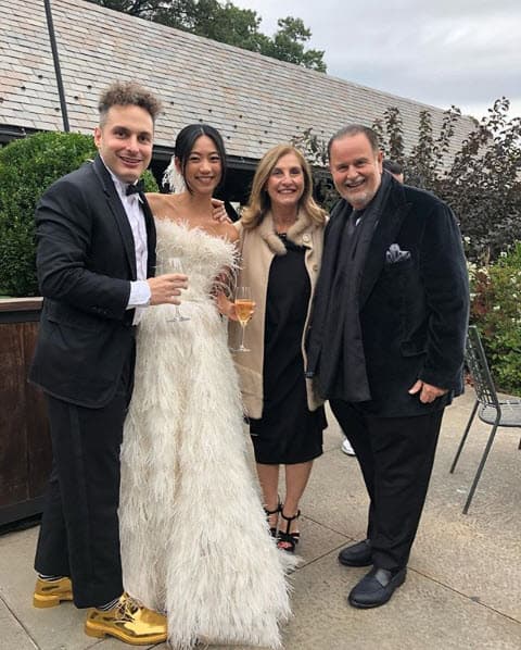 Se trata de Eli Klein, quien es dueño de una de las galerías más importantes especializadas en arte contemporáneo chino, y su pareja Susan, ellos se casaron el pasado sábado.