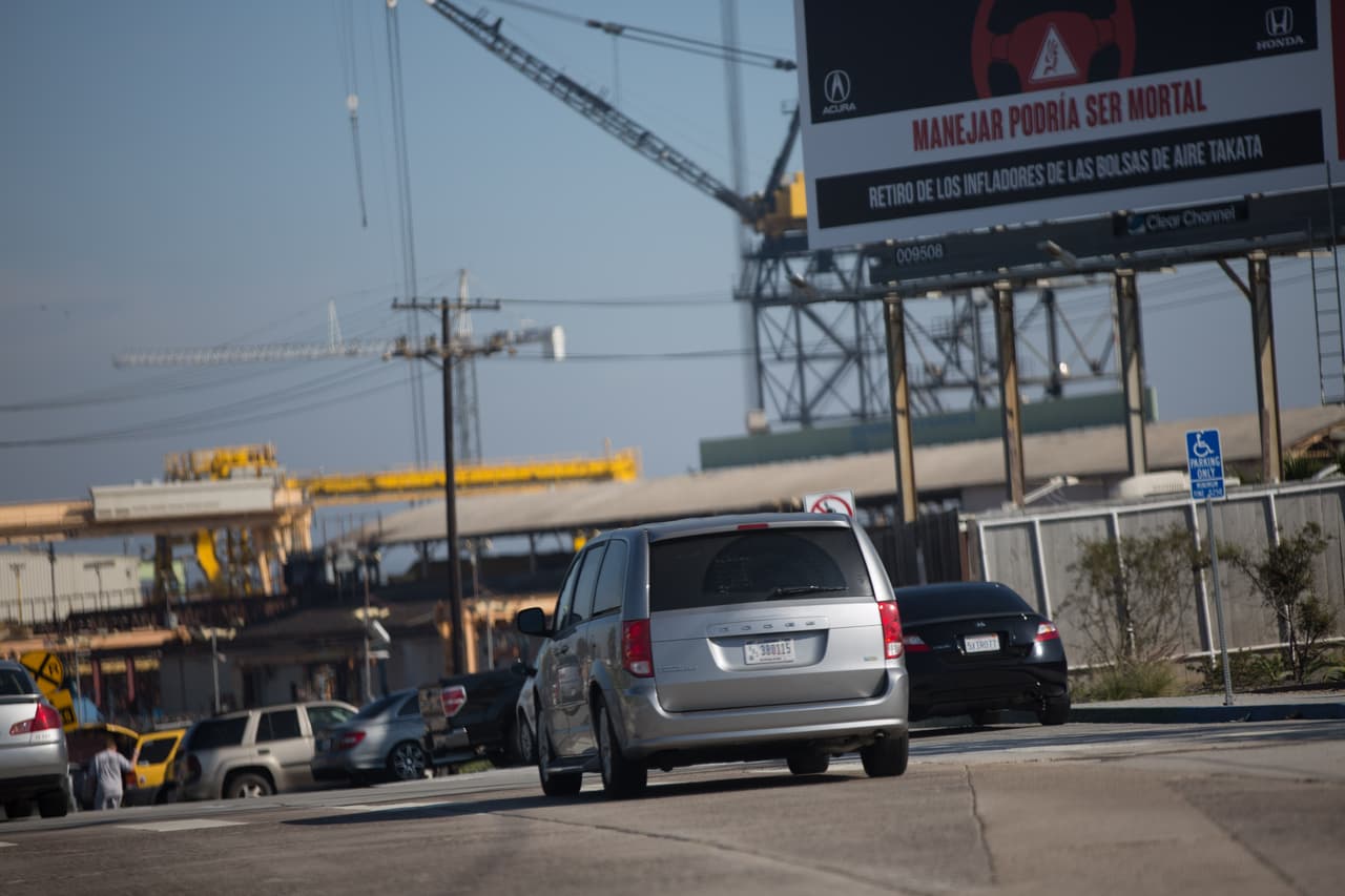 Esta furgoneta Dodge Grand Caravan del Departamento de Seguridad Nacional (DHS) lleva a dos inmigrantes detenidos durante una deportación que realiza ICE en San Diego todas las tardes después de que acuden a una corte de inmigración. Almudena Toral/Univision Digital