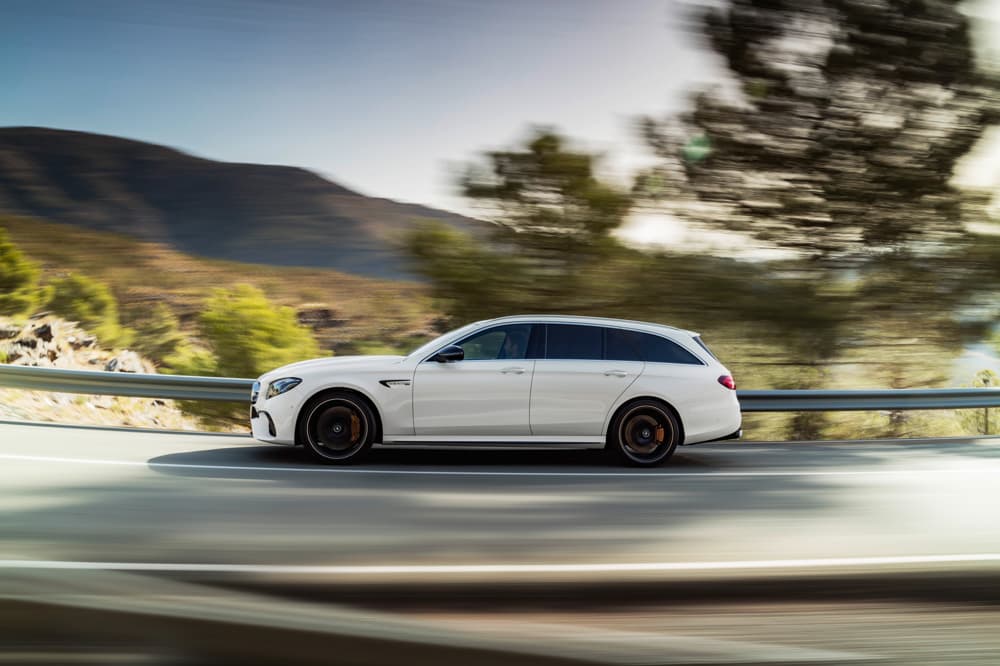Esta stationwagon tiene tracción en sus cuatro ruedas 4MATIC, y una 
<b>caja de cambios</b> desarrollada por 
<b>AMG</b> de 
<b>nueve marchas</b>. Una de las novedades salientes es su sistema de suspensión, el cual la endurece de acuerdo a eventuales variaciones abruptas del terreno.