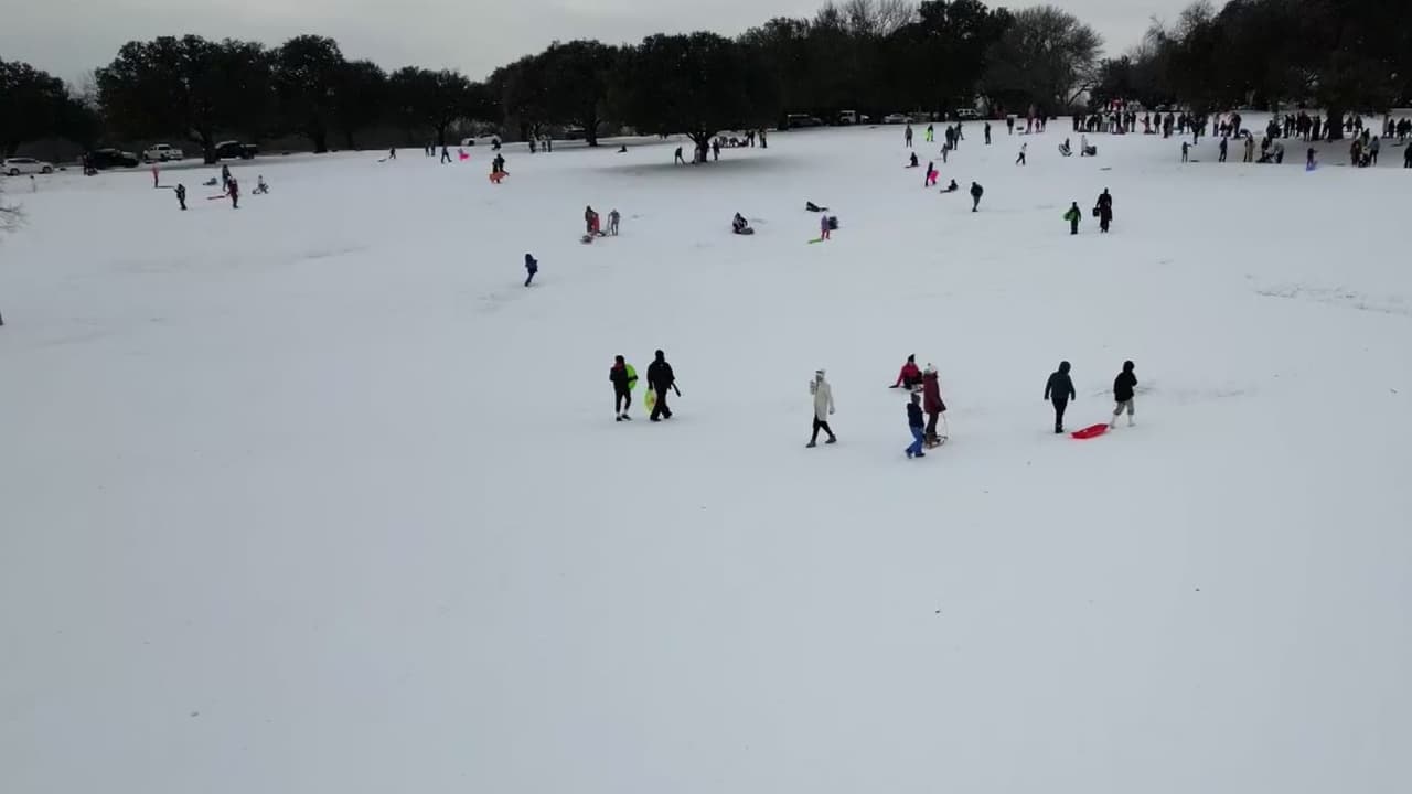 Familias aprovechan la nieve y salen a divertirse en el norte de Dallas