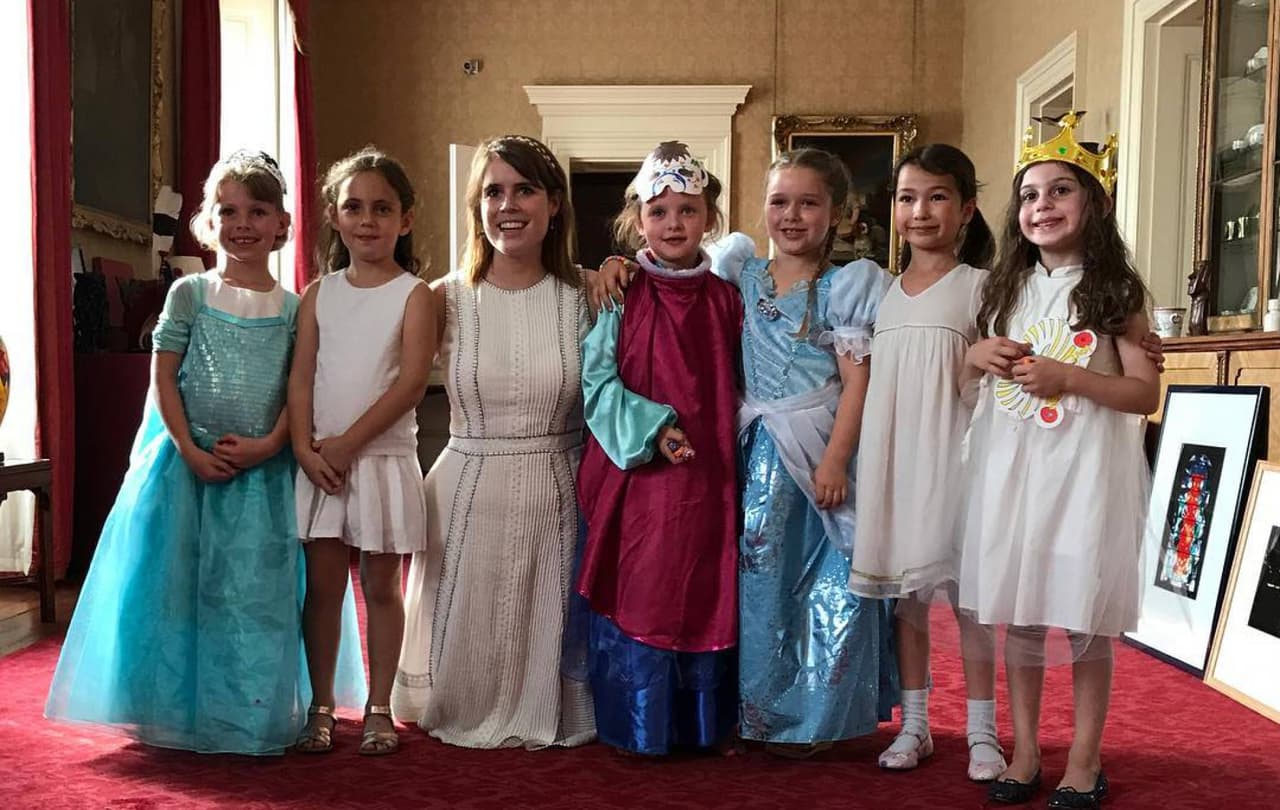 La pequeña acudió al lugar disfrazada como princesa junto con sus amiguitas y en el palacio se tomaron una foto grupal con Eugenia de York. "Afortunada Harper por encontrarse con una princesa de verdad en el palacio", escribió David junto a esta foto.