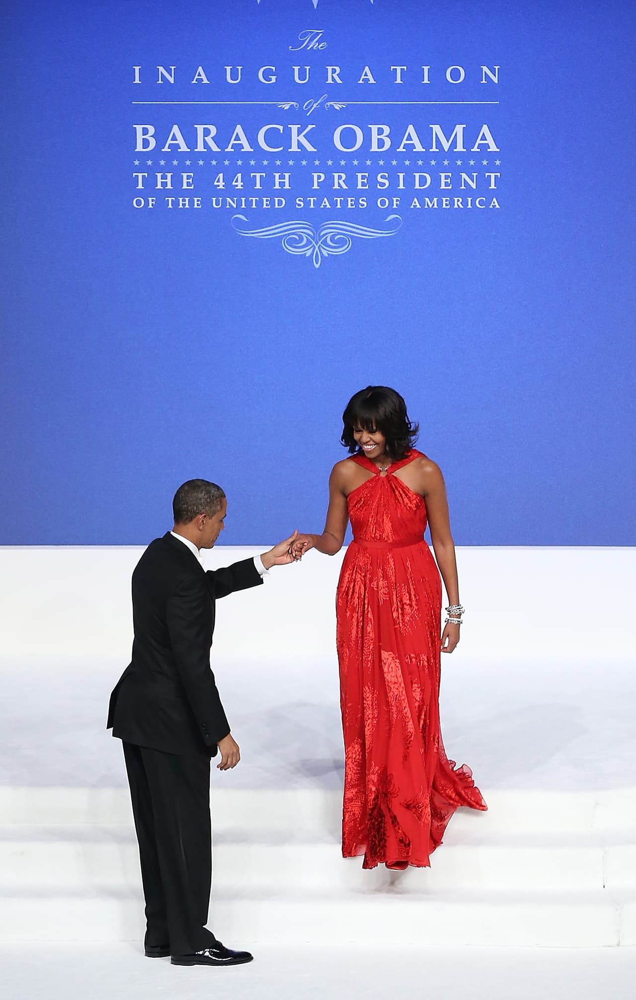 Obama a los pies de Michelle.