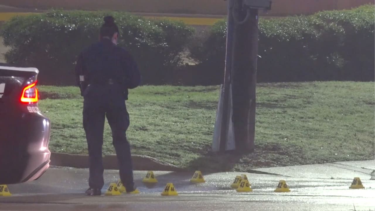 En respuesta al ataque,
<b>los agentes dispararon, lo que llevó a los sospechosos a huir del lugar</b>. Se desencadenó una persecución, durante la cual se produjo
<b> un segundo intercambio de disparos</b>. Como resultado,
<b>uno de los sospechosos recibió un disparo y fue atendido en el lugar por los servicios de emergencia</b>. Posteriormente, fue trasladado al hospital en condición estable.
<b>Ninguno de los agentes resultó herido.</b>