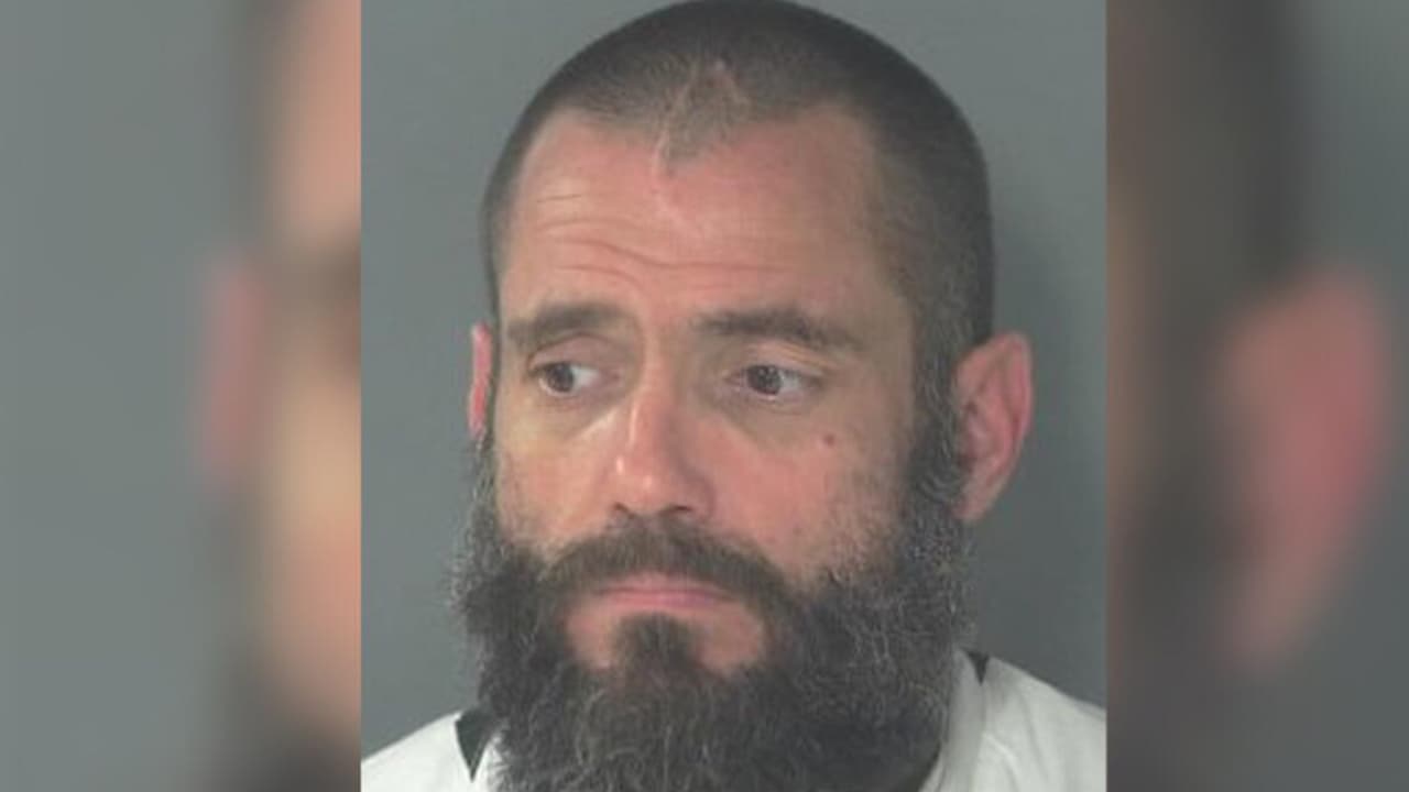 El sospechoso que captaron las cámaras fue arrestado después y la policía local lo identificó como Clifford Jason Guynes, padre de la bebé abandonada.