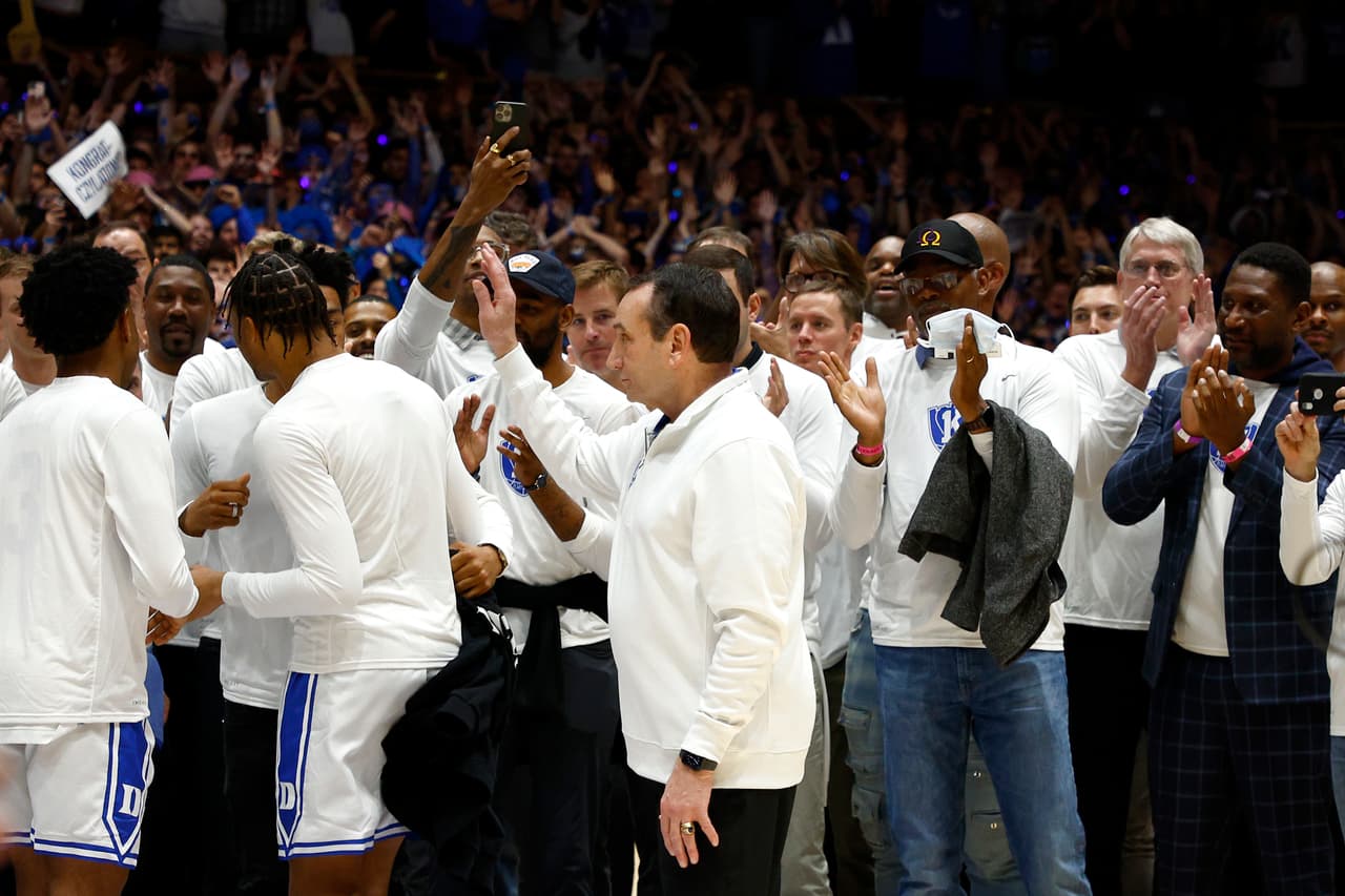 La lista de invitados para la fiesta de despedida de Krzyzewski incluía al comediante Jerry Seinfeld, el actor/comediante Ken Jeong, el comisionado de la NBA Adam Silver, el director ejecutivo de Apple Tim Cook, el mariscal de campo Kyler Murray de los Arizona Cardinals de la NFL, los exjugadores de la NFL Terrell Owens y Todd Gurley, el productor discográfico 9th Wonder y el entrenador Nick Nurse de los Toronto Raptors de la NBA.